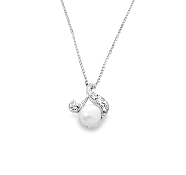 Vintage Pearl and Diamond Pendant in 14 kt White Gold