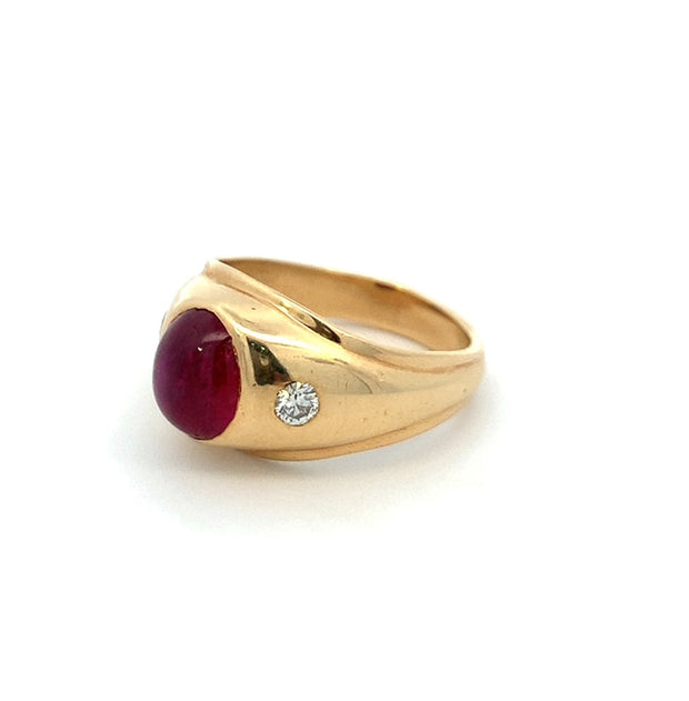 Burmese Star Ruby and Diamond Ring in 18 kt Yellow Gold