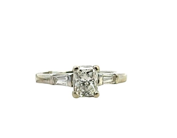 Radiant Cut Diamond Ring in 14 kt White Gold