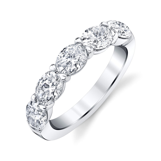 Oval Diamond Band in 18 kt White Gold