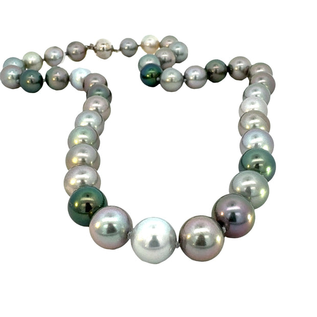 Tahitian Pearl Necklace with Diamond Clasp in 14 kt White Gold