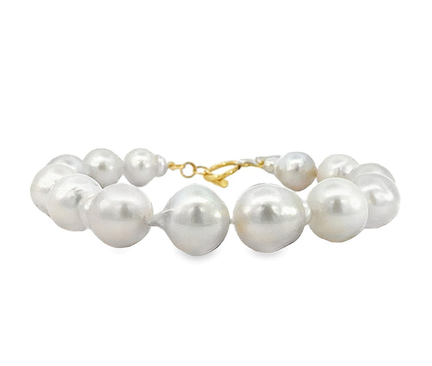 Baroque Pearl Bracelet with a 14 kt Yellow Gold Clasp