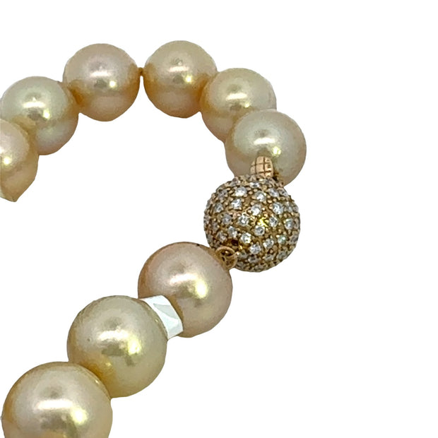 Golden South Sea Pearl Necklace with an Diamond 18 kt Yellow Gold Clap